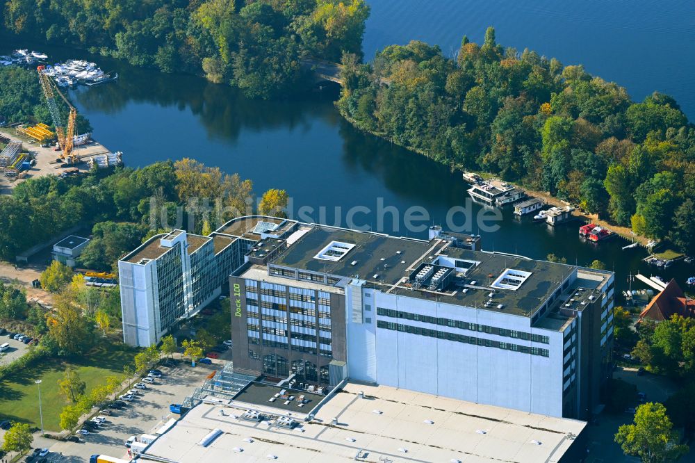 Luftaufnahme Berlin - Hochregal- Lager-Gebäudekomplex und Logistikzentrum auf dem Gelände Dock 100 in Berlin, Deutschland