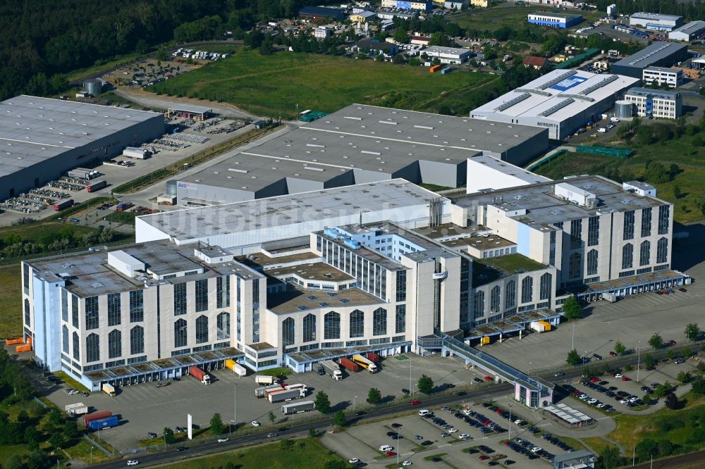 Falkensee von oben - Hochregal- Lager-Gebäudekomplex und Logistikzentrum auf dem Gelände der eCom Logistik GmbH in Falkensee im Bundesland Brandenburg, Deutschland