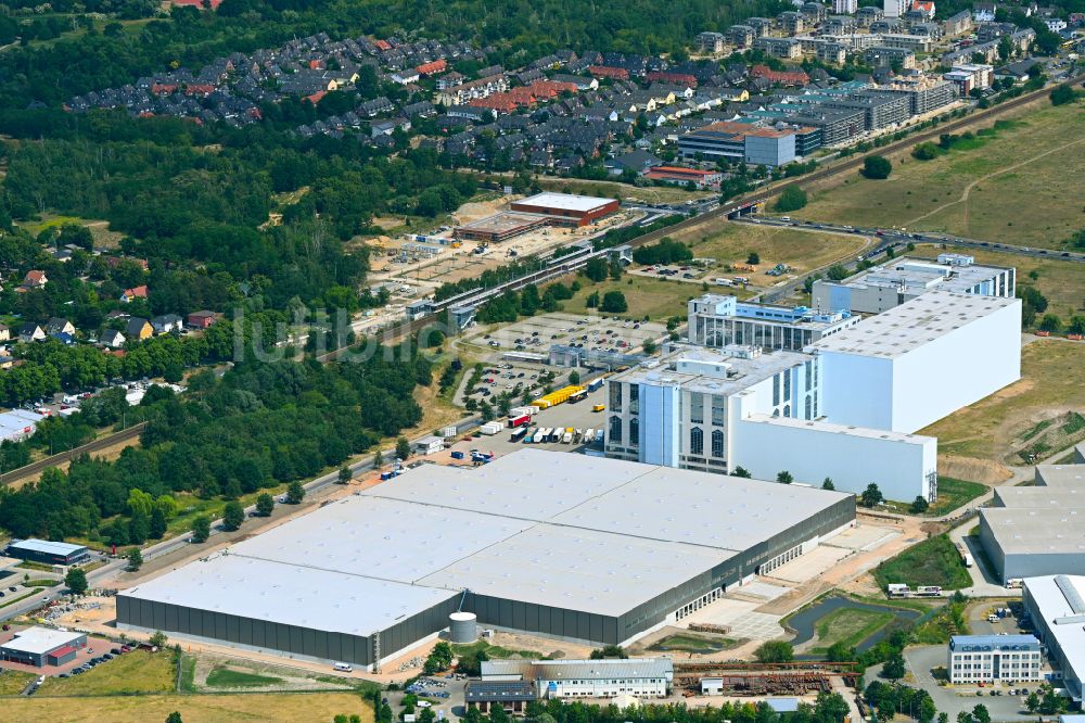 Falkensee von oben - Hochregal- Lager-Gebäudekomplex und Logistikzentrum auf dem Gelände der eCom Logistik GmbH in Falkensee im Bundesland Brandenburg, Deutschland
