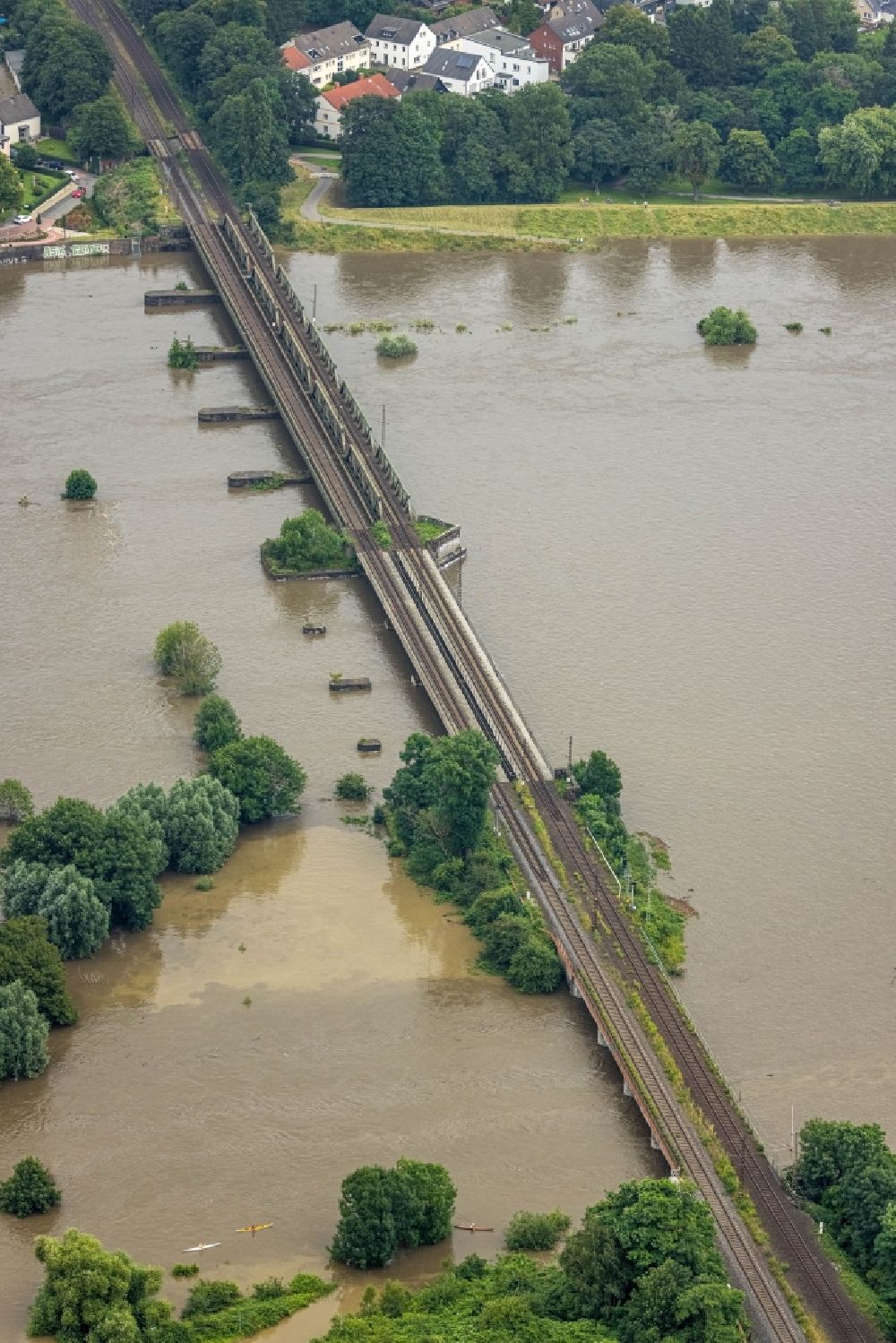 Oberhausen aus der Vogelperspektive: Hochwasser am Bahn- Brückenbauwerk über die Ruhr in Oberhausen im Bundesland Nordrhein-Westfalen, Deutschland