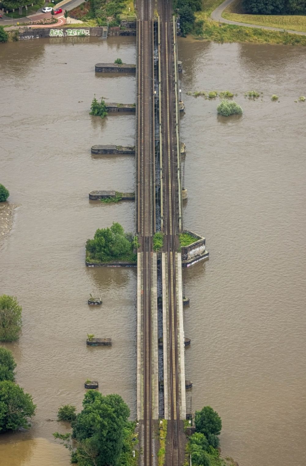 Luftbild Oberhausen - Hochwasser am Bahn- Brückenbauwerk über die Ruhr in Oberhausen im Bundesland Nordrhein-Westfalen, Deutschland
