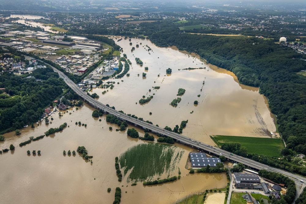 Luftaufnahme Bochum - Hochwasser- Flut am Fluß - Brückenbauwerk Kosterbrücke über die Ruhr in Bochum im Bundesland Nordrhein-Westfalen, Deutschland