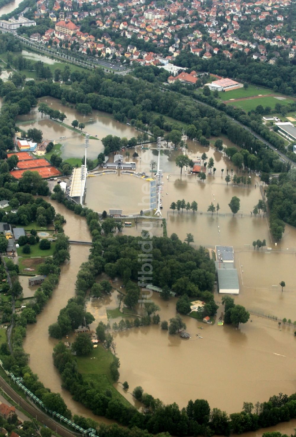 Luftbild Jena - Hochwasser Flut Katastrophe mit Überflutung des Ernst-Abbe-Sportfeld / Stadion in der Oberaue in Jena im Bundesland Thüringen
