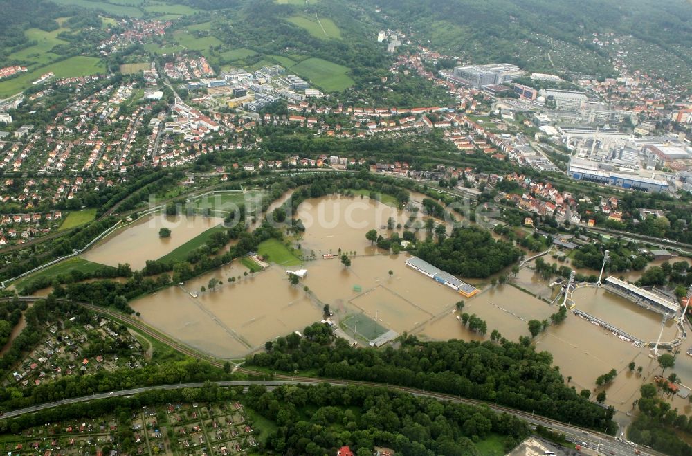 Jena von oben - Hochwasser Flut Katastrophe mit Überflutung des Ernst-Abbe-Sportfeld / Stadion in der Oberaue in Jena im Bundesland Thüringen