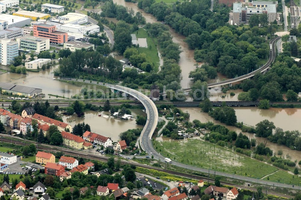 Gera aus der Vogelperspektive: Hochwasser Flut Katastrophe mit Überflutung von Stadtteilen von Gera im Bundesland Thüringen