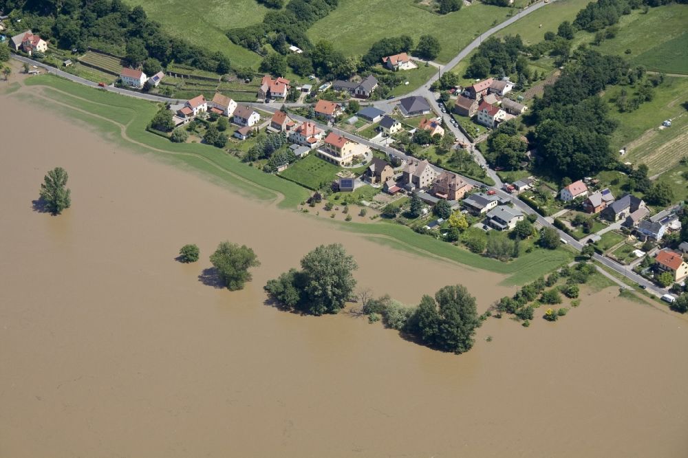 Luftaufnahme Meißen - Hochwasser Flut Katastrophe mit Überflutung der Ufer der Elbe und Umland bei Meißen im Bundesland Sachsen