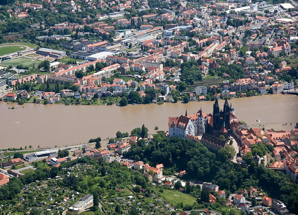 Meißen von oben - Hochwasser Flut Katastrophe mit Überflutung der Ufer der Elbe und Umland bei Meißen im Bundesland Sachsen