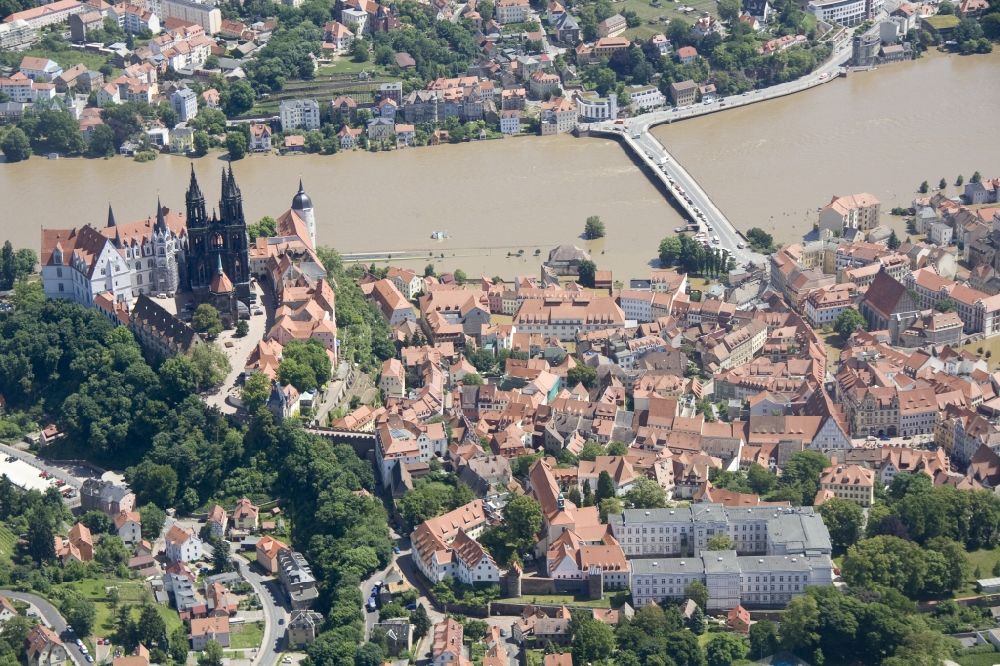 Meißen aus der Vogelperspektive: Hochwasser Flut Katastrophe mit Überflutung der Ufer der Elbe und Umland bei Meißen im Bundesland Sachsen