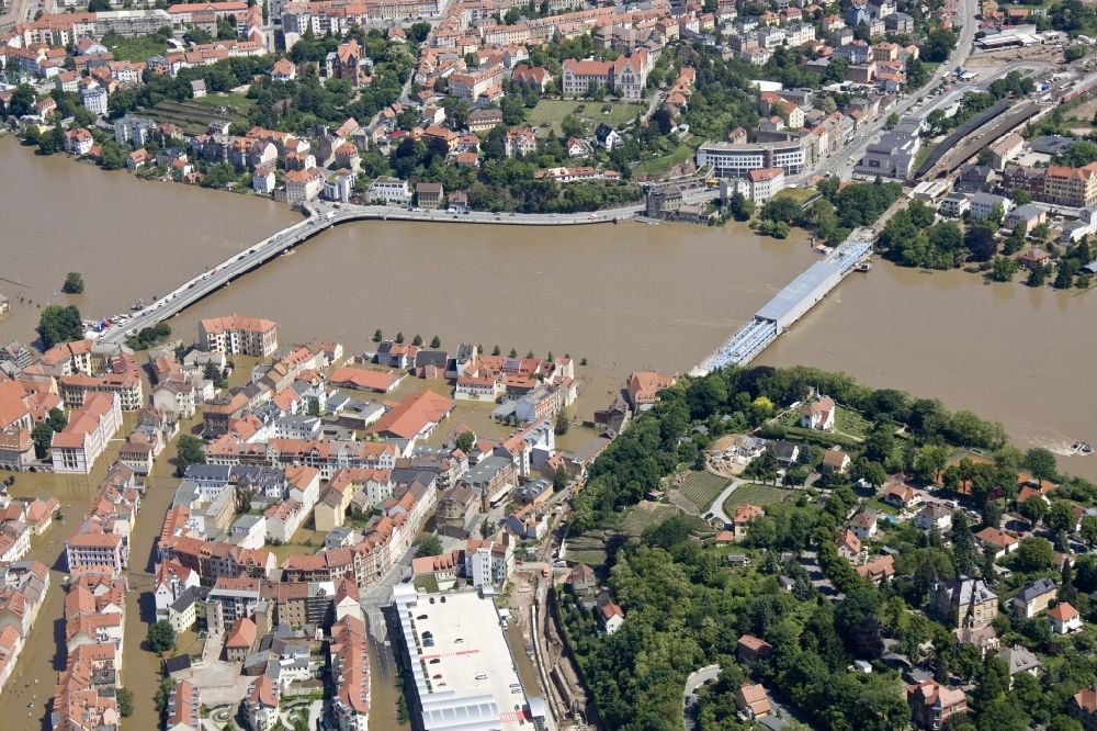 Luftaufnahme Meißen - Hochwasser Flut Katastrophe mit Überflutung der Ufer der Elbe und Umland bei Meißen im Bundesland Sachsen