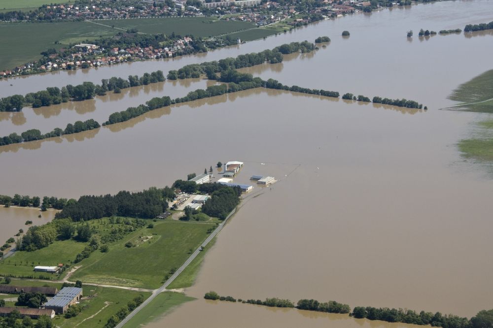 Luftbild Riesa - Hochwasser Flut Katastrophe mit Überflutung der Ufer der Elbe und Umland bei Riesa im Bundesland Sachsen
