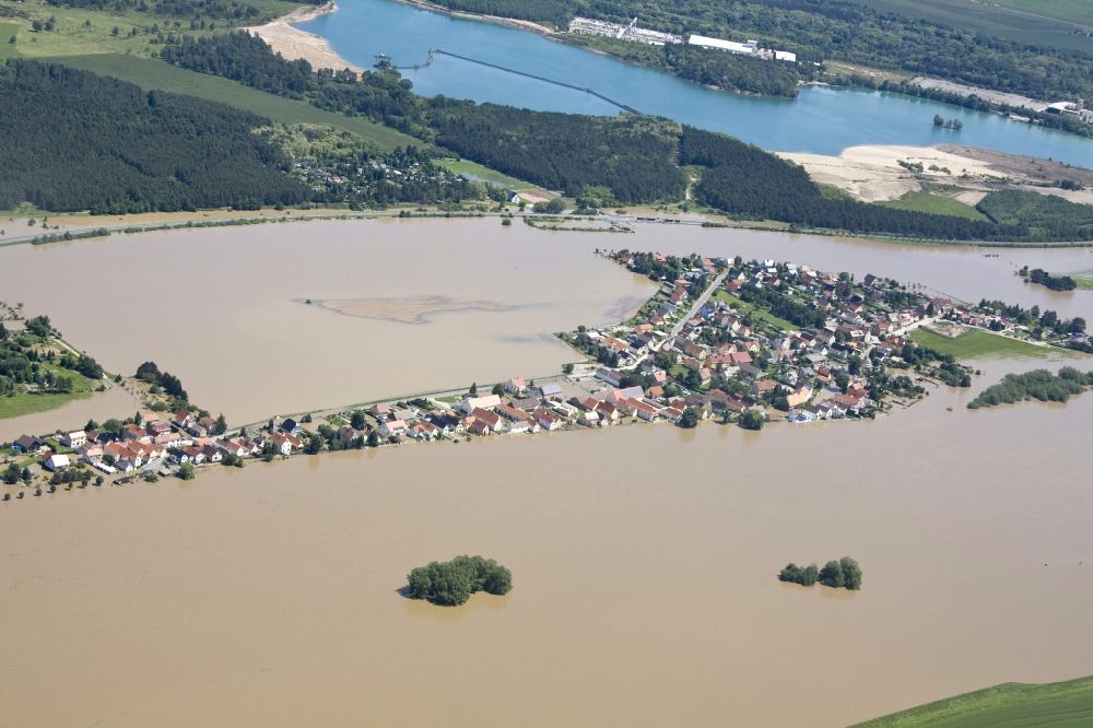 Riesa Bobersen aus der Vogelperspektive: Hochwasser Flut Katastrophe mit Überflutung der Ufer der Elbe im Umland in Bobersen bei Riesa im Bundesland Sachsen
