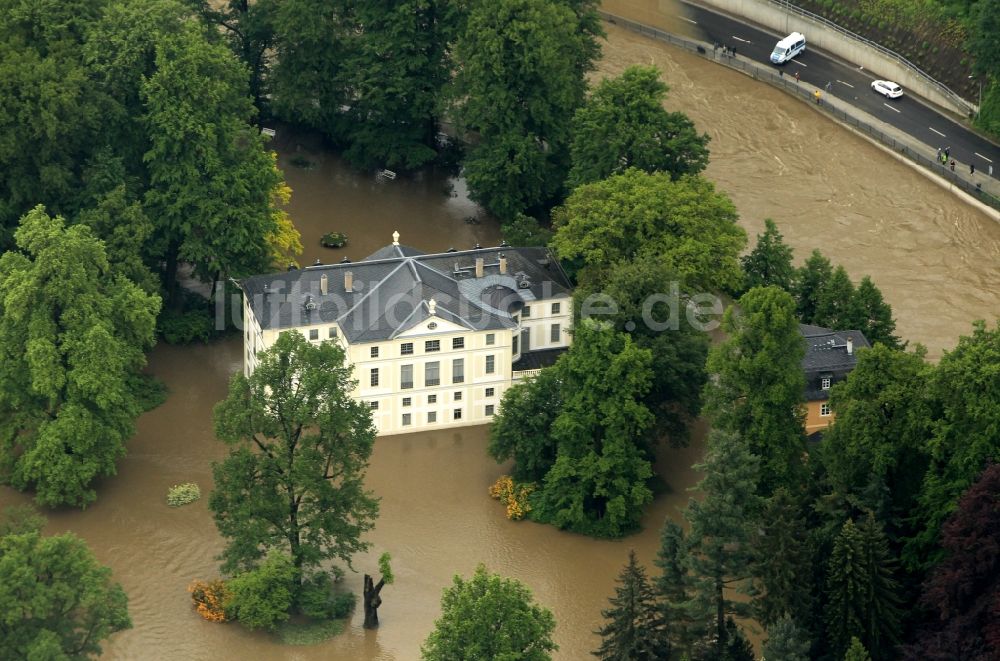 Greiz von oben - Hochwasser Flut Katastrophe mit Überflutung der Ufer des Fluß Weiße Elster und Flutung des Greizer Sommerpalais in Greiz im Bundesland Thüringen