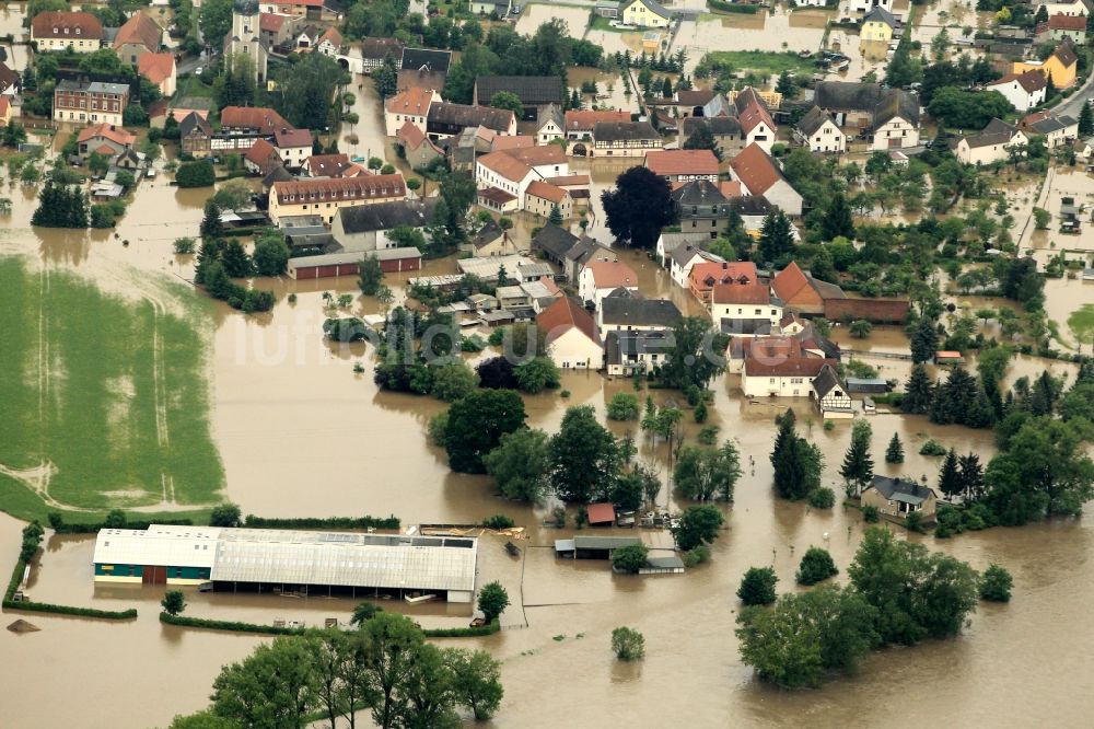 Bad Köstritz von oben - Hochwasser Flut Katastrophe mit Überflutung der Ufer des Fluß Weiße Elster und Flutung von Stadtteilen in Bad Köstritz im Bundesland Thüringen