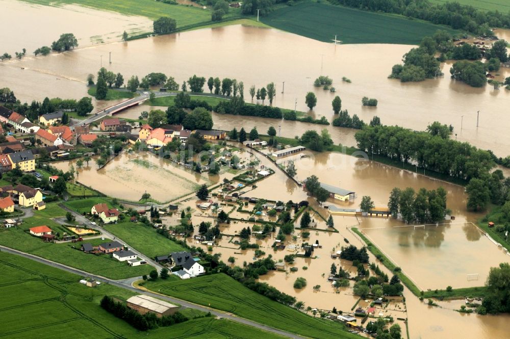Luftbild Bad Köstritz - Hochwasser Flut Katastrophe mit Überflutung der Ufer des Fluß Weiße Elster und Flutung von Stadtteilen in Bad Köstritz im Bundesland Thüringen