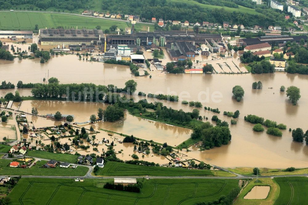 Bad Köstritz von oben - Hochwasser Flut Katastrophe mit Überflutung der Ufer des Fluß Weiße Elster und Flutung von Stadtteilen in Bad Köstritz im Bundesland Thüringen