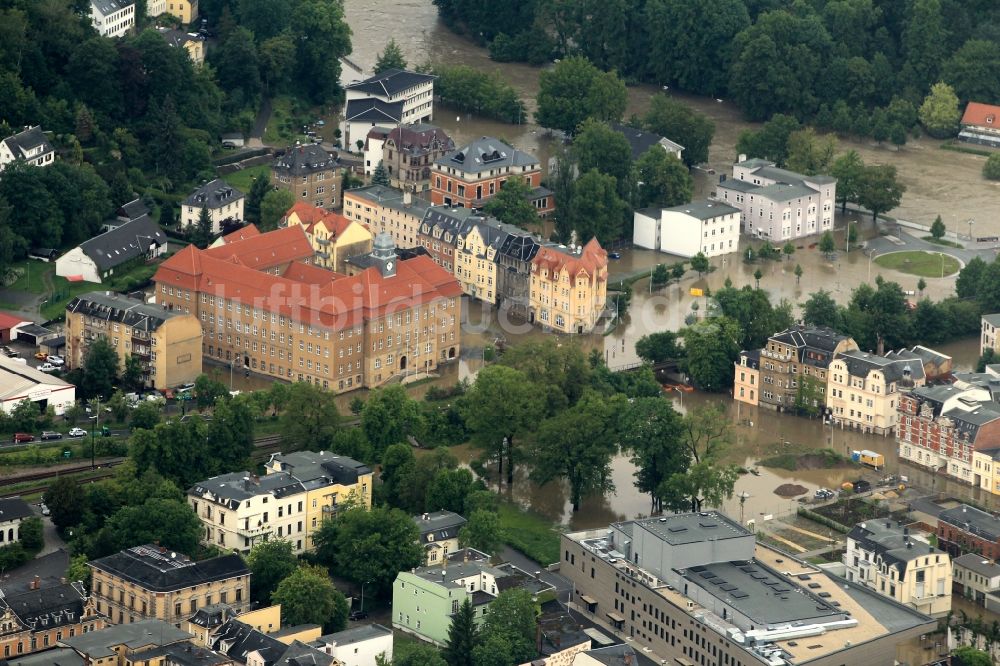Luftaufnahme Greiz - Hochwasser Flut Katastrophe mit Überflutung der Ufer des Fluß Weiße Elster und Flutung von Stadtteilen in Greiz im Bundesland Thüringen