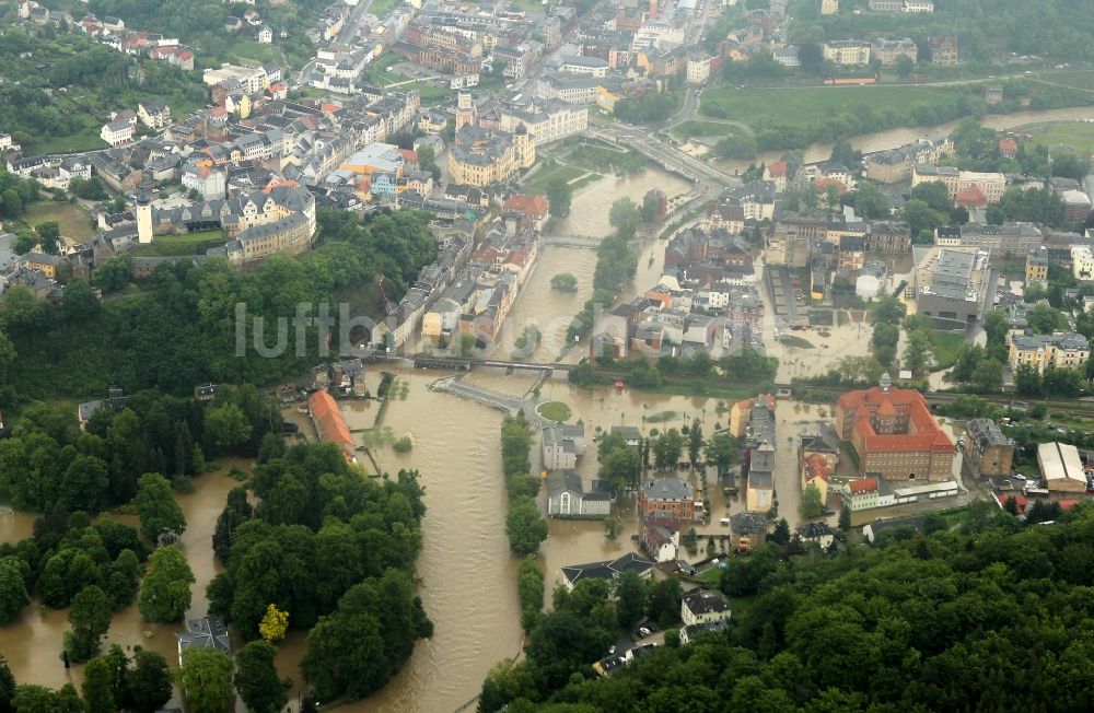Greiz von oben - Hochwasser Flut Katastrophe mit Überflutung der Ufer des Fluß Weiße Elster und Flutung von Stadtteilen in Greiz im Bundesland Thüringen