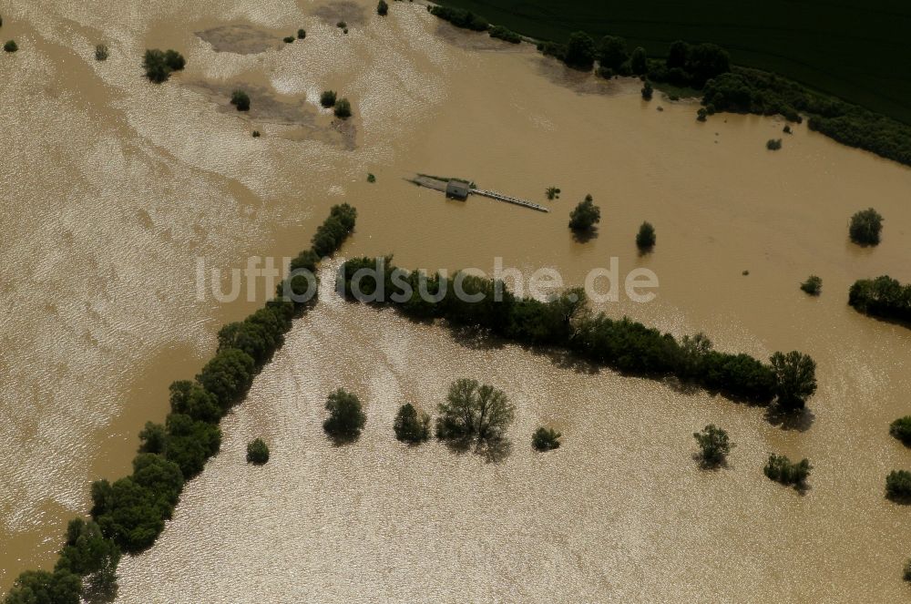 Luftbild Straussfurt - Hochwasser Flut Katastrophe mit Überlauf des Stausee / Rückhaltebecken und Speicherbecken Straussfurt in Thüringen