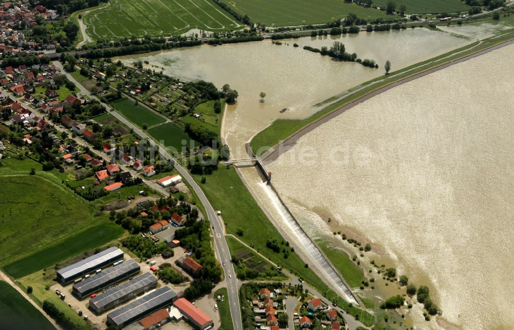 Luftaufnahme Straussfurt - Hochwasser Flut Katastrophe mit Überlauf des Stausee / Rückhaltebecken und Speicherbecken Straussfurt in Thüringen