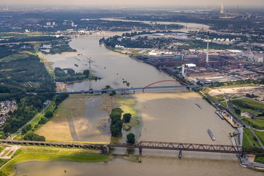 Luftaufnahme Duisburg - Hochwasser an der Hochfelder Eisenbahnbrücke und Brücke der Solidarität Duisburg in Duisburg im Bundesland Nordrhein-Westfalen, Deutschland