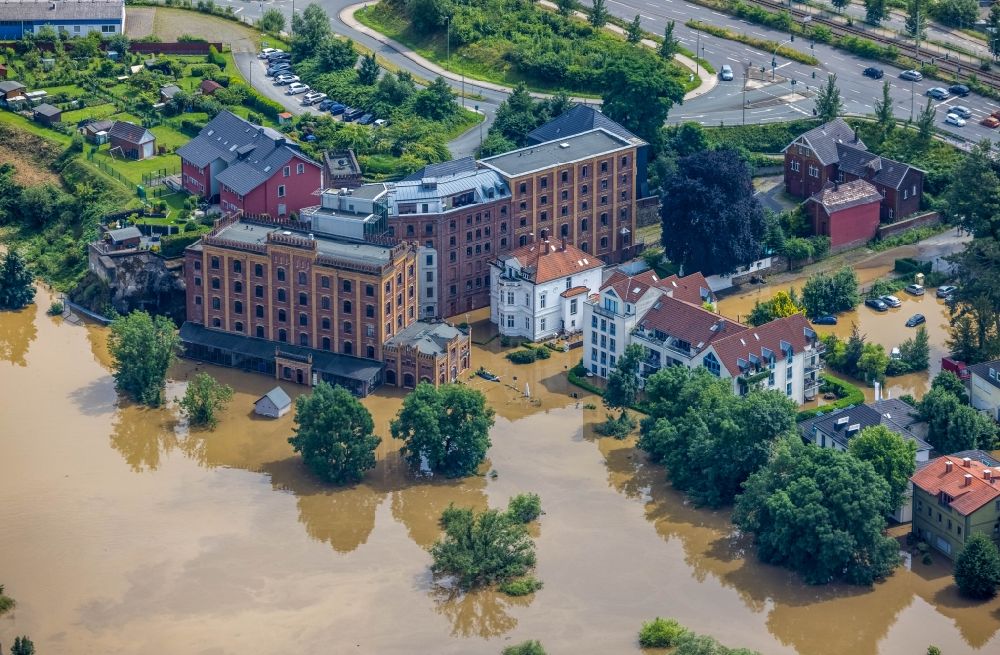 Luftaufnahme Hattingen - Hochwasser an der Hotelanlage des Hotel Birsche-Mühle an der Schleusenstraße in Hattingen im Bundesland Nordrhein-Westfalen, Deutschland