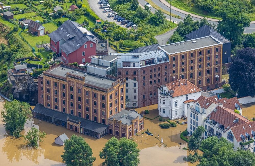 Hattingen von oben - Hochwasser an der Hotelanlage des Hotel Birsche-Mühle an der Schleusenstraße in Hattingen im Bundesland Nordrhein-Westfalen, Deutschland