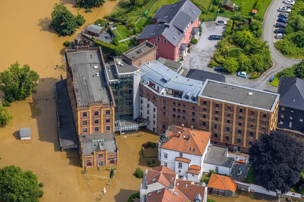 Luftbild Hattingen - Hochwasser an der Hotelanlage des Hotel Birsche-Mühle an der Schleusenstraße in Hattingen im Bundesland Nordrhein-Westfalen, Deutschland