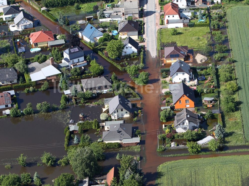 Aken von oben - Hochwasser Pegel - Situation an den Überflutungsgebieten der Elbe im Dorf Aken im Bundesland Sachsen-Anhalt