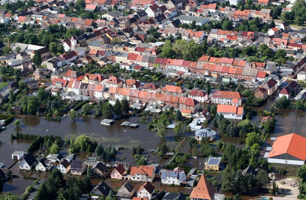Aken aus der Vogelperspektive: Hochwasser Pegel - Situation an den Überflutungsgebieten der Elbe im Dorf Aken im Bundesland Sachsen-Anhalt