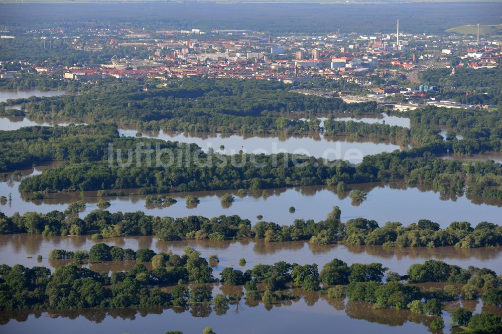 Dessau-Roßlau von oben - Hochwasser Pegel - Situation durch Überschwemmung und Übertritt der Ufer der Elbe bei Dessau-Roßlau im Bundesland Sachsen-Anhalt