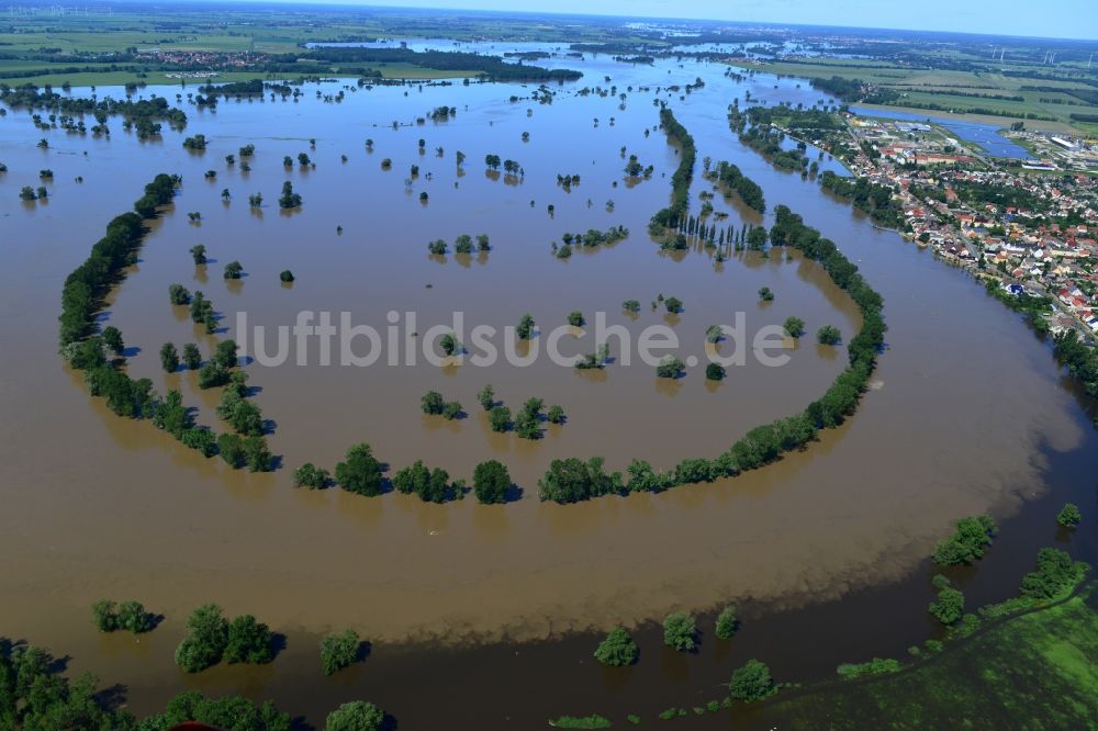 Elster (Elbe) aus der Vogelperspektive: Hochwasser Pegel - Situation durch Überschwemmung und Übertritt der Ufer der Elbe bei Elster (Elbe) im Bundesland Sachsen-Anhalt