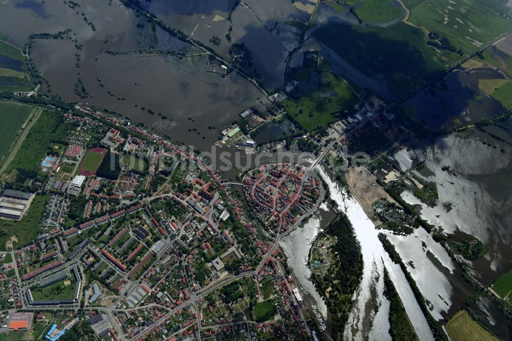 Luftbild Hansestadt Havelberg - Hochwasser Pegel - Situation durch Überschwemmung und Übertritt der Ufer der Elbe entland des Verlaufes bei der Hansestadt Havelberg im Bundesland Sachsen-Anhalt