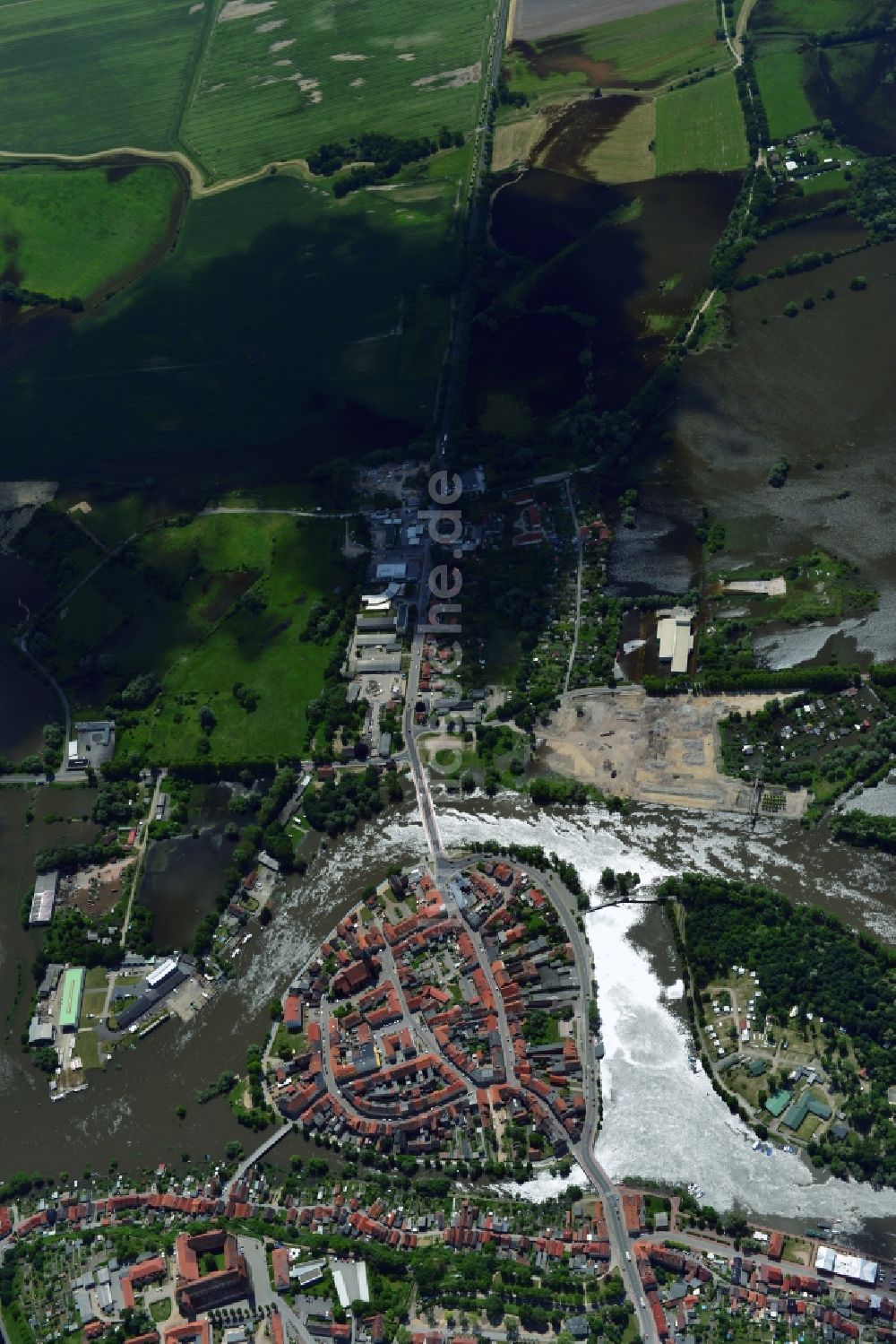 Hansestadt Havelberg von oben - Hochwasser Pegel - Situation durch Überschwemmung und Übertritt der Ufer der Elbe entland des Verlaufes bei der Hansestadt Havelberg im Bundesland Sachsen-Anhalt