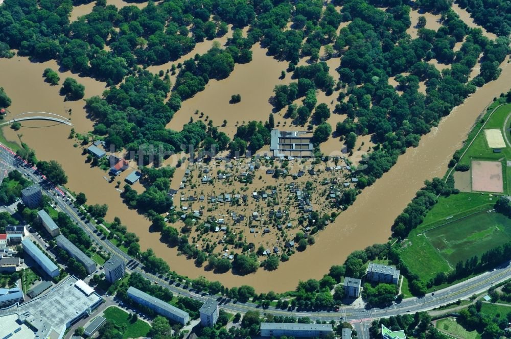 Luftaufnahme Dessau-Roßlau - Hochwasser Pegel - Situation durch Überschwemmung und Übertritt der Ufer der Mulde an der Mündung zur Elbe bei Dessau-Roßlau im Bundesland Sachsen-Anhalt