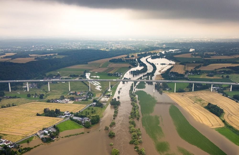 Luftbild Mintard - Hochwasserlage am Autobahn- Brückenbauwerk Mintarder Ruhrtalbrücke der BAB 52 über die Ruhr bei Mintard im Bundesland Nordrhein-Westfalen, Deutschland