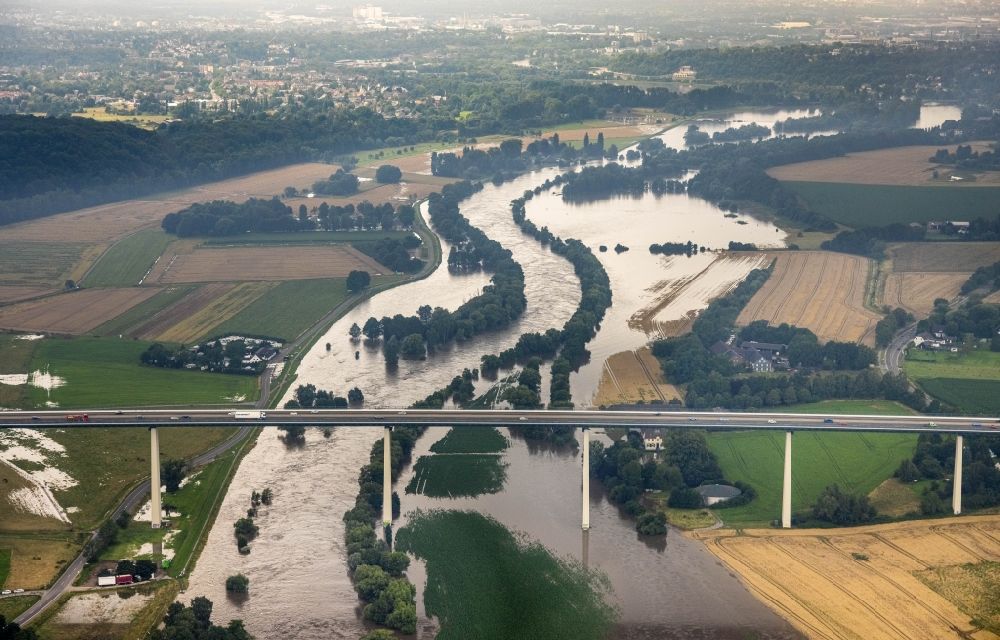 Luftaufnahme Mintard - Hochwasserlage am Autobahn- Brückenbauwerk Mintarder Ruhrtalbrücke der BAB 52 über die Ruhr bei Mintard im Bundesland Nordrhein-Westfalen, Deutschland