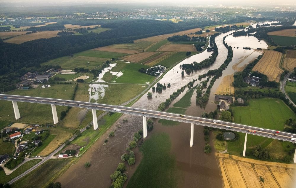 Mintard von oben - Hochwasserlage am Autobahn- Brückenbauwerk Mintarder Ruhrtalbrücke der BAB 52 über die Ruhr bei Mintard im Bundesland Nordrhein-Westfalen, Deutschland