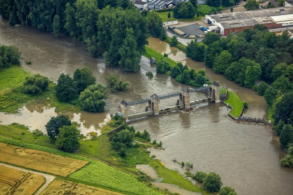 Wickede (Ruhr) aus der Vogelperspektive: Hochwasserlage Hydroelektrisches Kraftwerk am Fluss Ruhr in Wickede (Ruhr) im Bundesland Nordrhein-Westfalen, Deutschland
