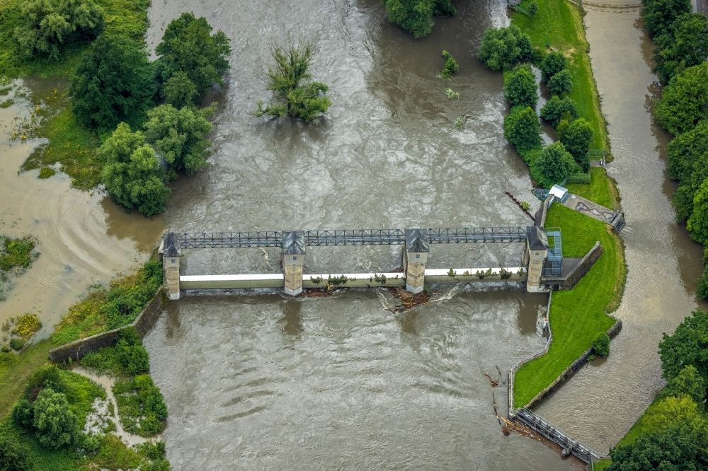 Luftaufnahme Wickede (Ruhr) - Hochwasserlage Hydroelektrisches Kraftwerk am Fluss Ruhr in Wickede (Ruhr) im Bundesland Nordrhein-Westfalen, Deutschland