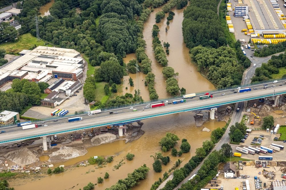 Hagen von oben - Hochwasserlage Lennetalbrücke der Autobahn BAB A45 in Hagen im Bundesland Nordrhein-Westfalen