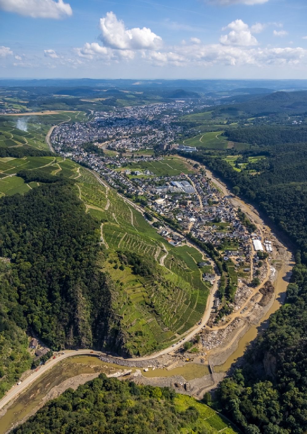 Bad Neuenahr-Ahrweiler aus der Vogelperspektive: Hochwasserschäden der Flutkatastrophe am Flußverlauf der Ahr in Bad Neuenahr-Ahrweiler im Bundesland Rheinland-Pfalz, Deutschland
