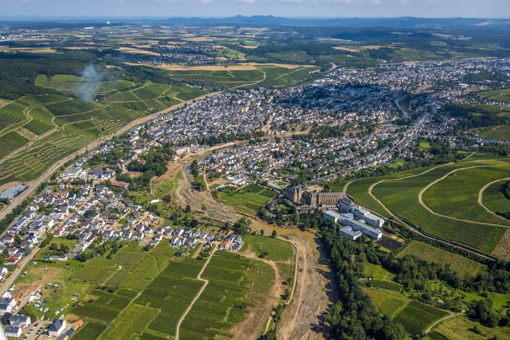 Luftaufnahme Bad Neuenahr-Ahrweiler - Hochwasserschäden der Flutkatastrophe am Flußverlauf der Ahr in Bad Neuenahr-Ahrweiler im Bundesland Rheinland-Pfalz, Deutschland