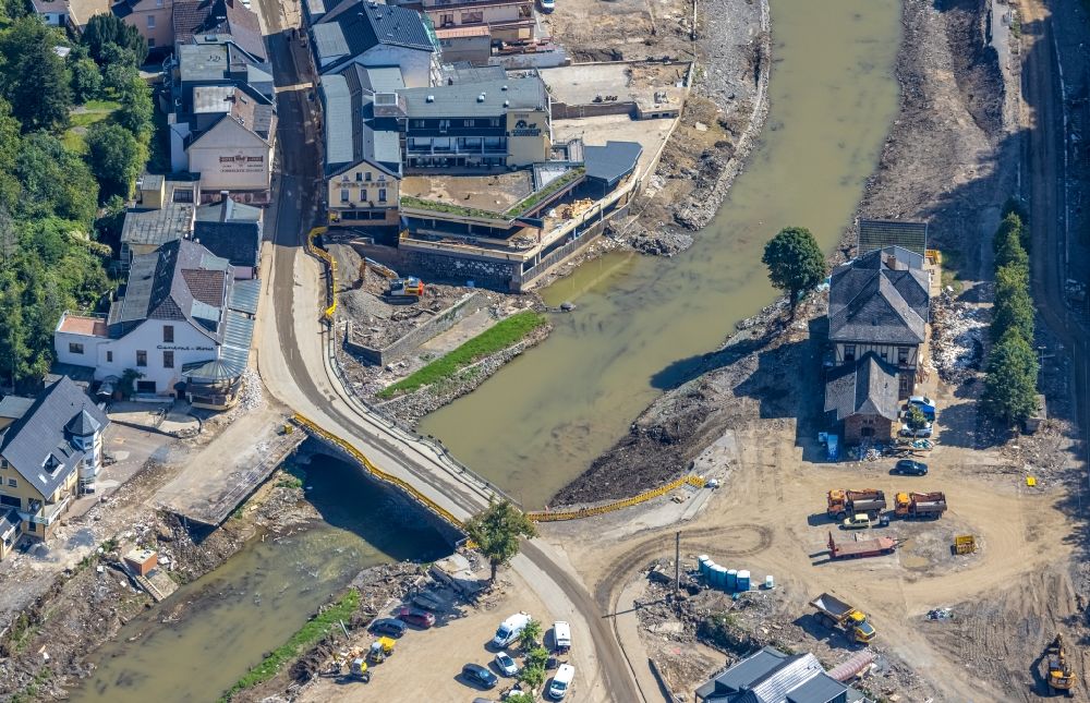 Luftbild Altenahr - Hochwasserschäden der Flutkatastrophe am Ufer der Ahr in Altenahr im Bundesland Rheinland-Pfalz, Deutschland