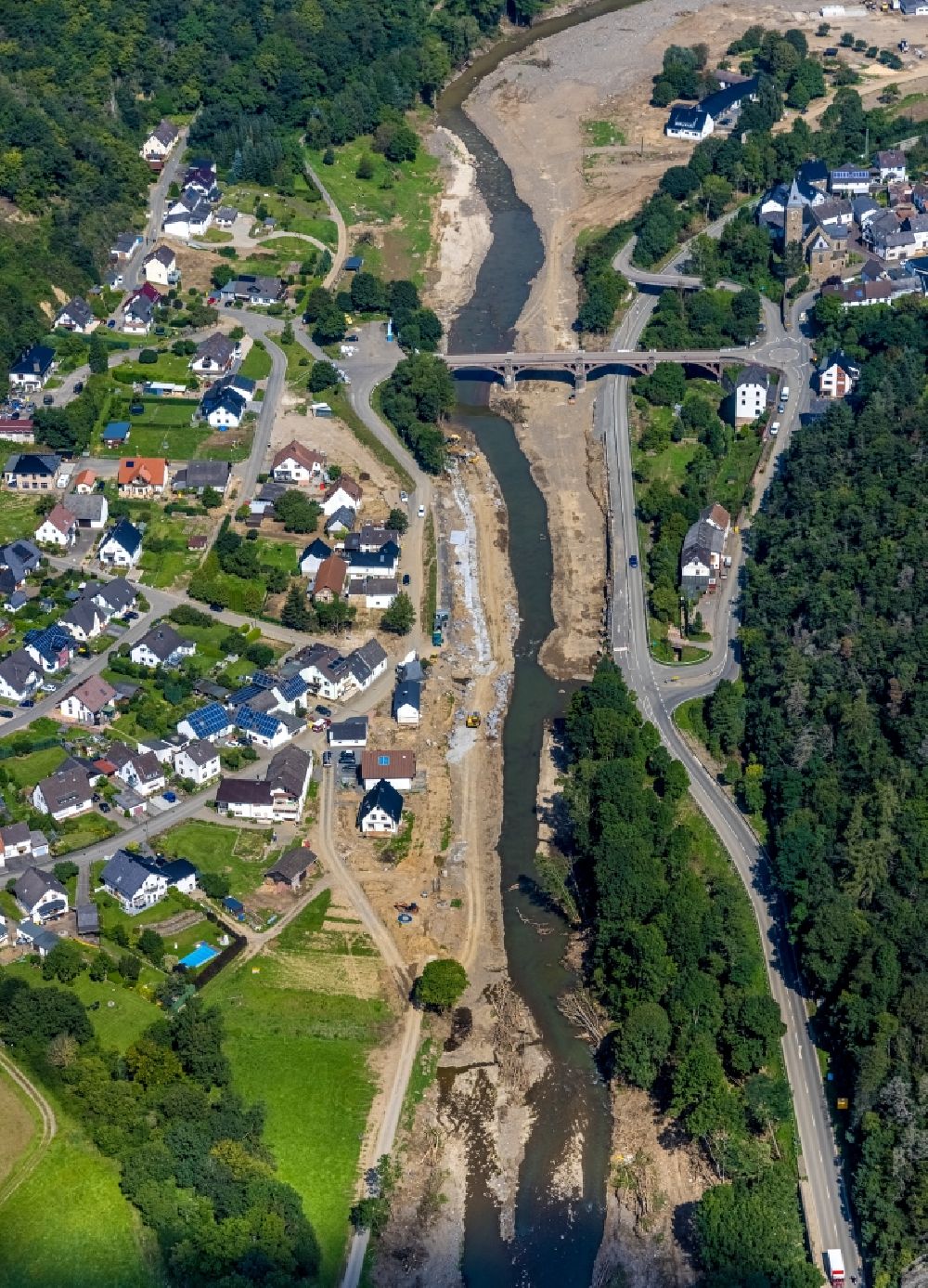 Hönningen aus der Vogelperspektive: Hochwasserschäden der Flutkatastrophe am Ufer der Ahr in Hönningen im Bundesland Rheinland-Pfalz, Deutschland