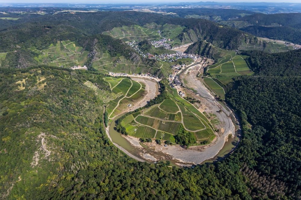 Luftbild Mayschoß - Hochwasserschäden der Flutkatastrophe am Ufer der Ahr in Mayschoß im Bundesland Rheinland-Pfalz, Deutschland
