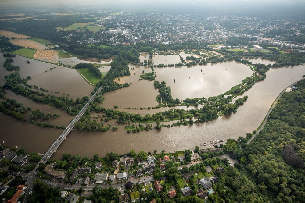 Luftbild Mülheim an der Ruhr - Hochwasserschäden der Flutkatastrophe am Verlauf der Ruhr in Mülheim an der Ruhr im Bundesland Nordrhein-Westfalen, Deutschland