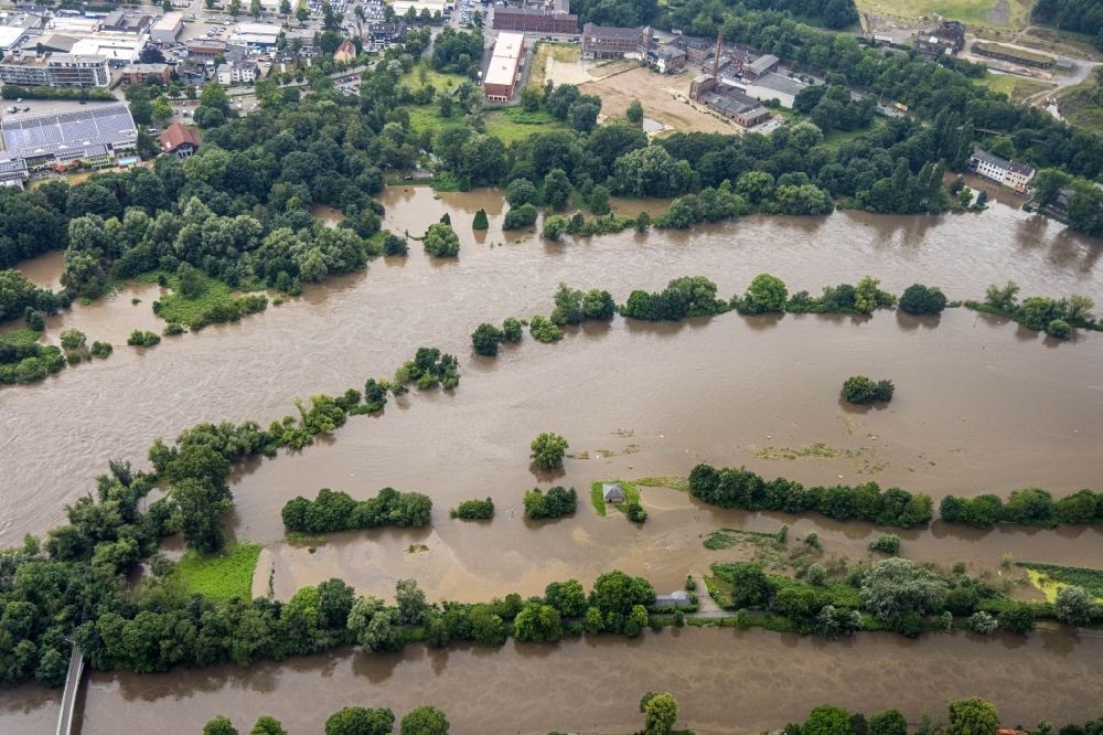 Mülheim an der Ruhr von oben - Hochwasserschäden der Flutkatastrophe am Verlauf der Ruhr in Mülheim an der Ruhr im Bundesland Nordrhein-Westfalen, Deutschland