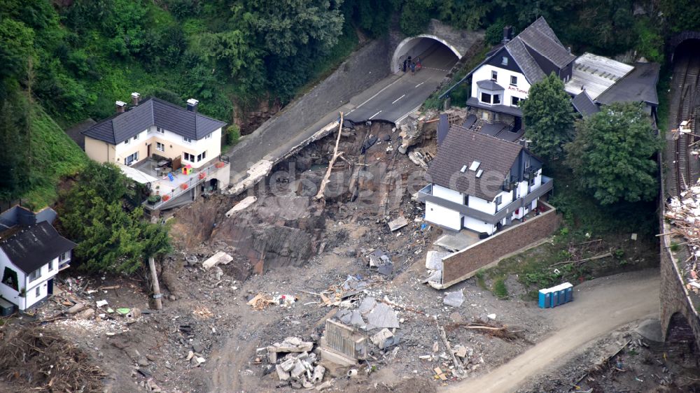 Altenahr von oben - Hochwasserschäden der Flutkatastrophe der Ahr in Altenahr im Bundesland Rheinland-Pfalz, Deutschland
