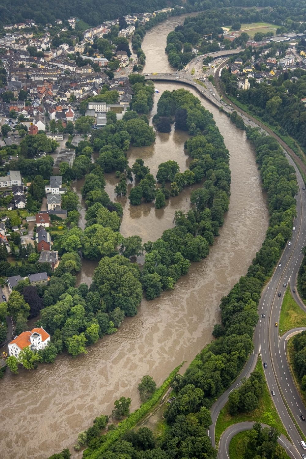 Essen von oben - Hochwasserschäden der Flutkatastrophe Brehminsel in der Ruhr in Essen im Bundesland Nordrhein-Westfalen, Deutschland