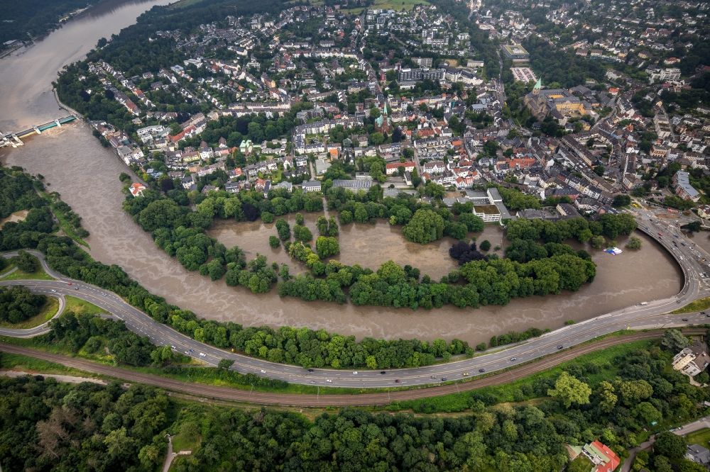Essen aus der Vogelperspektive: Hochwasserschäden der Flutkatastrophe Brehminsel in der Ruhr in Essen im Bundesland Nordrhein-Westfalen, Deutschland